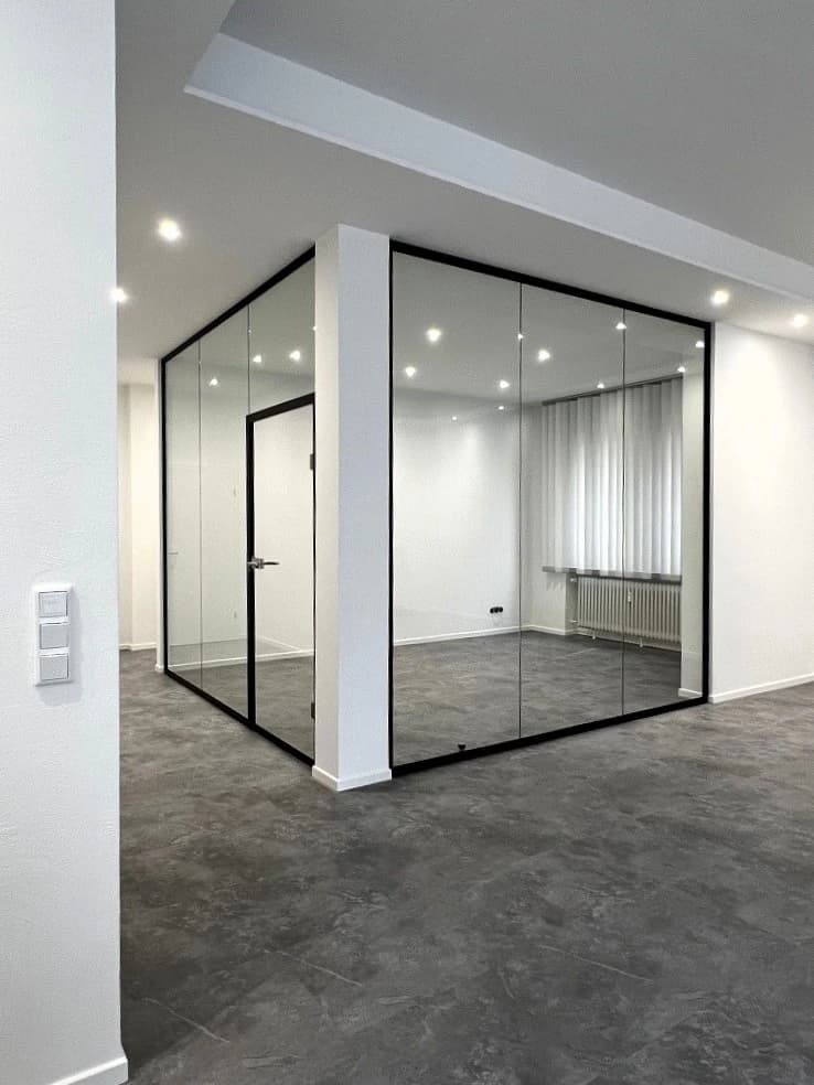 Studio 30: Innovative Glaselemente für eine transparente und stilvolle Raumaufteilung in Büros und Gewerbeflächen