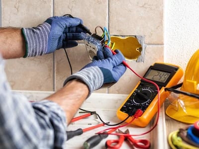 Wie oft ist eine Prüfung ortsveränderlicher elektrischer Betriebsmittel erforderlich?
