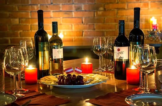 Rotwein kaufen und Fleisch: Die besten Kombinationen für ein gelungenes Dinner