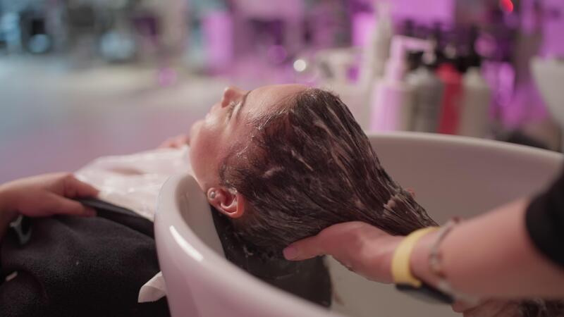 So wählen Sie den idealen Friseur Waschtisch